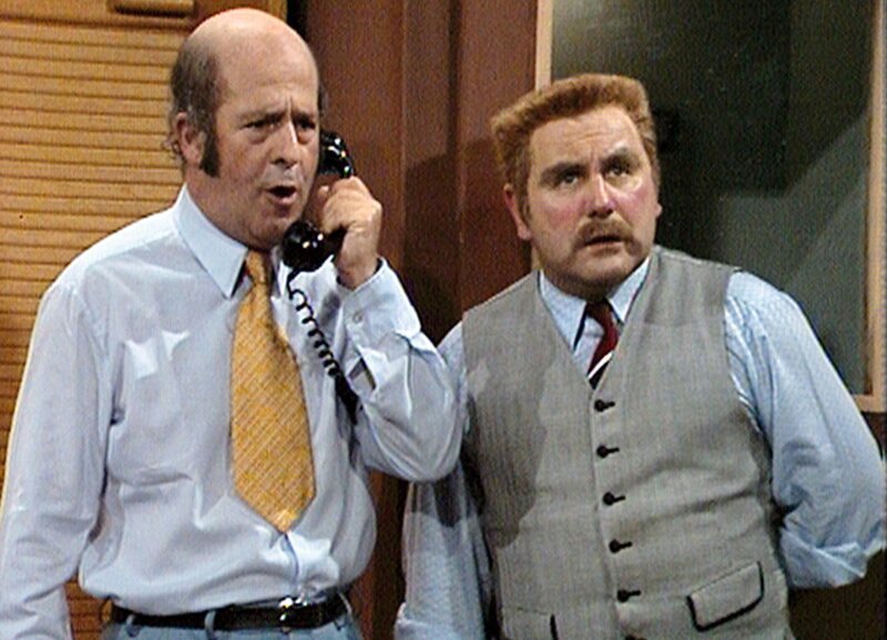 Die Schwindelfiliale Komödie von Curt Kraatz und Max Neal Keiner lügt so gut wie Willibald: Paul Bühlmann als Willibald, Jörg Schneider als Justus – Bild: SRF 1