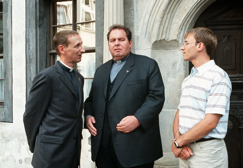 Monsignore Mühlich (Gilbert von Sohlern, li.) erklärt Pfarrer Braun (Ottfried Fischer, Mitte), dass Messdiener Johannes (Daniel Mezger) ihm in seiner neuen Gemeinde unterstützen wird. – Bild: ARD Degeto/​ARD Degeto/​Susan R. Skelton