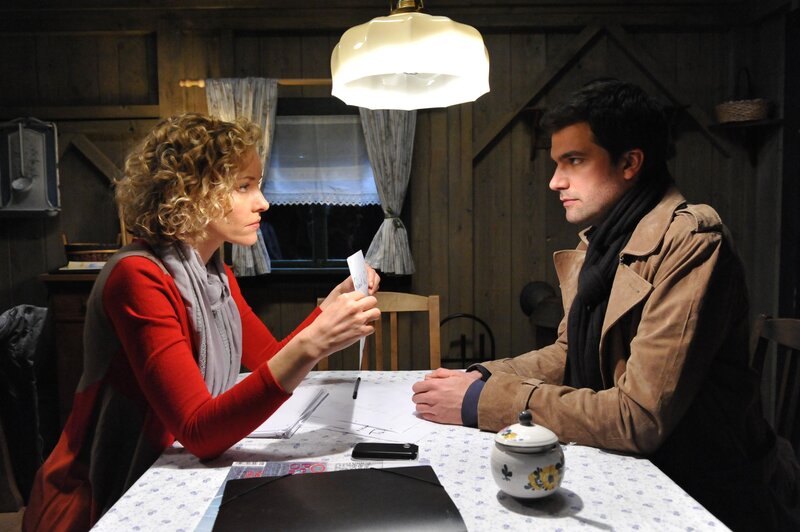 Natascha (Melanie Wiegmann, l.); Konstantin (Moritz Tittel, r.) – Bild: ProSiebenSat.1 Media SE