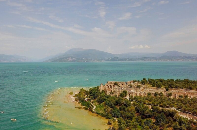 Die „Grotte di Catullo“, Ruinen einer römischen Villa, die seit 2.000 Jahren auf den südlichen Gardasee blickt. – Bild: phoenix/​ZDF/​Elise Lorthiois