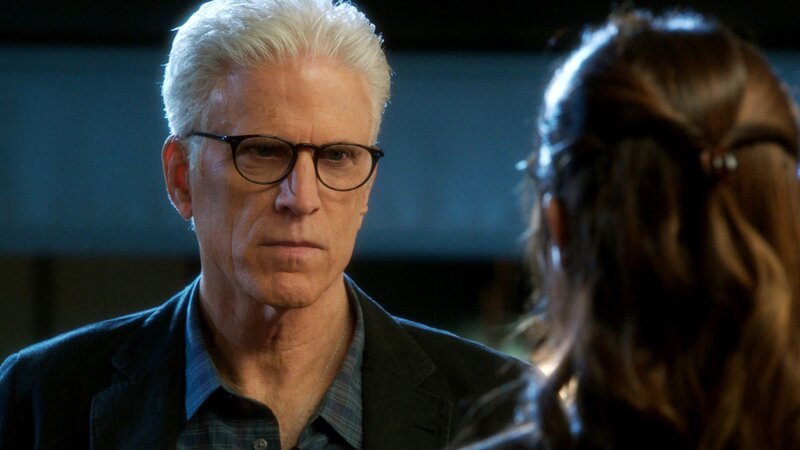 D.B. Russell (Ted Danson) hört aufmerksam der Erklärung der Anwältin Jill McDermott zu. – Bild: RTL