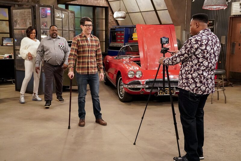 (v.l.n.r.) Tina Butler (Tichina Arnold); Calvin Butler (Cedric the Entertainer); Dave Johnson (Max Greenfield); Marty Butler (Marcel Spears) – Bild: CBS Broadcasting, Inc. /​ Greg Gayne