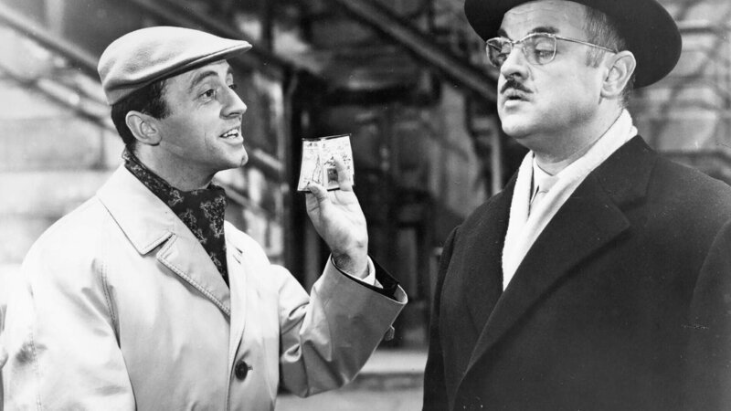 Sergeant Haggett (Eddi Arent, l.) und Leslie Osborne (Ulrich Beiger) – Bild: RTL /​ Tobis Film