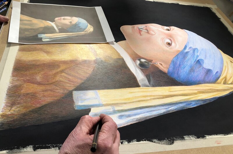 Die Zeichnung entsteht frei nach dem Barock-Bild „Das Mädchen mit dem Perlenohrgehänge“. – Bild: SWR