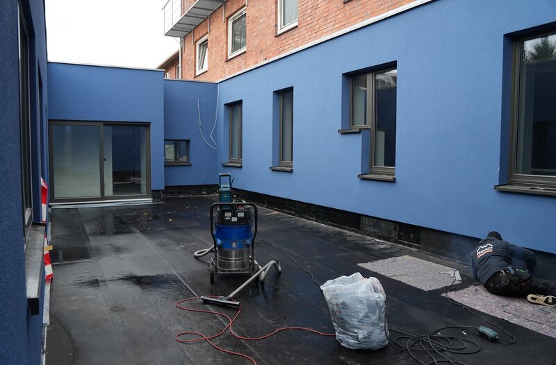 Das Atrium verbindet die beiden Wohnungen – und wird später das architektonische Highlight des blauen Mehrgenerationenhauses. – Bild: NDR