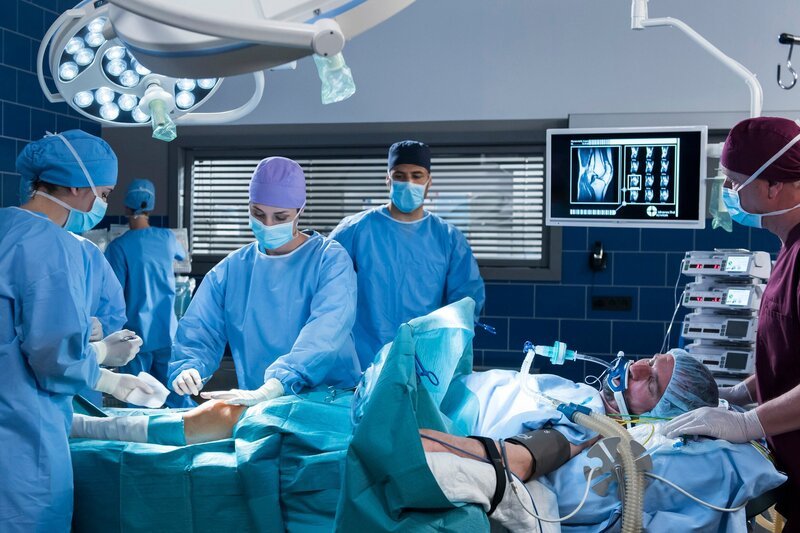 Nach der plötzlichen OP Plan Änderung führt nun Theresa die OP als Chirurgin durch. V.l.n.r. Komparsen, Dr. Theresa Koshka (Katharina Nesytowa), Dr. Matteo Moreau (Mike Adler), Jürgen Pfannenstiehl (Maik Solbach), Komparse. – Bild: ARD/​Jens Ulrich Koch