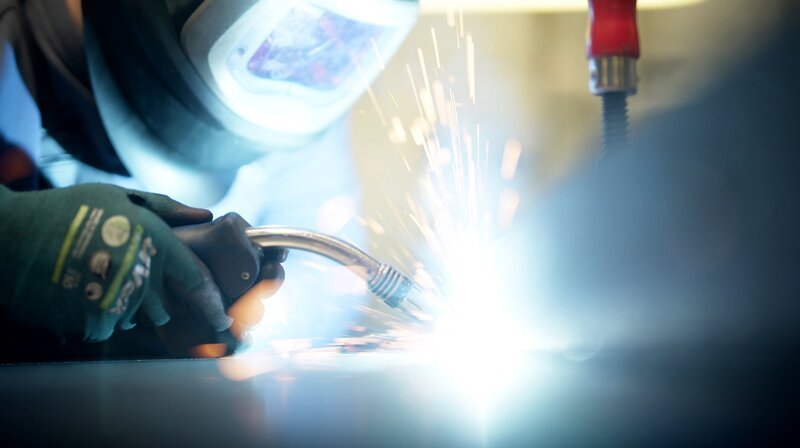 Schweißen für den Weltmarkt. Auch beim Lübecker Maschinenbauer GREIF-VELOX sorgten die US-Sonderzölle für Unsicherheit. „Wir fahren gerade alles auf Sicht“, sagt der Geschäftsführer. – Bild: NDR