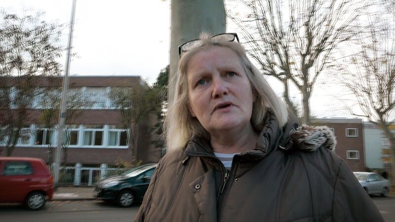 Elli (59) möchte jetzt wieder durchstarten und bemüht sich um eine Wiedereingliederung bei ihrem Arbeitgeber. – Bild: RTLZWEI