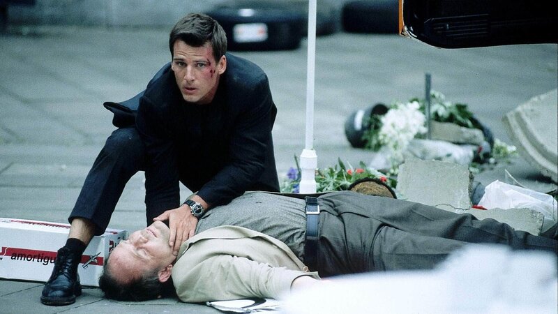 Tom (Rene Steinke, oben) eilt zu dem angeschossenen Hänschen (Dan van Husen) – zu spät? – Bild: TVNOW /​ Gordon Mühle