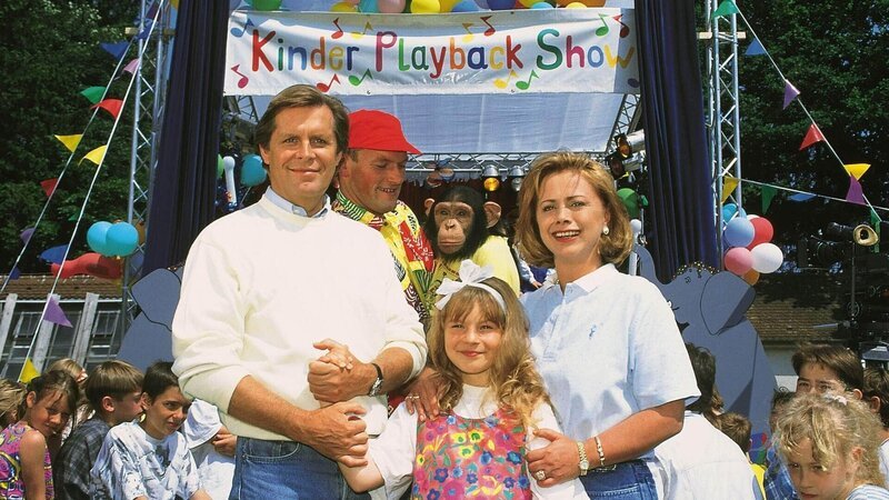 Zu Gast auf dem Kinderfest des Waisenhauses ist Marijke Amado, die dort eine „Kinder-Playback-Show“ moderiert. Dr. Stefan Frank (Sigmar Solbach) und die kleine Iris (Jana Kilka) freuen sich riesig. – Bild: MG RTL D /​ Elke Werner