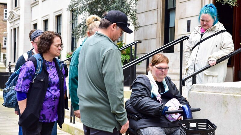 Amy Halterman, Chris Combs, Brittany Combs, Misty Wentworth and Amanda Halterman watch Tammy try out a scooter. – Bild: Warner Bros. Discovery, Inc. or its subsidiaries and affiliates