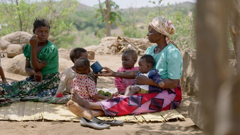 Menschen sitzen beim Essen zusammen. – Bild: ORF/​Metafilm GmbH/​Oliver Indra