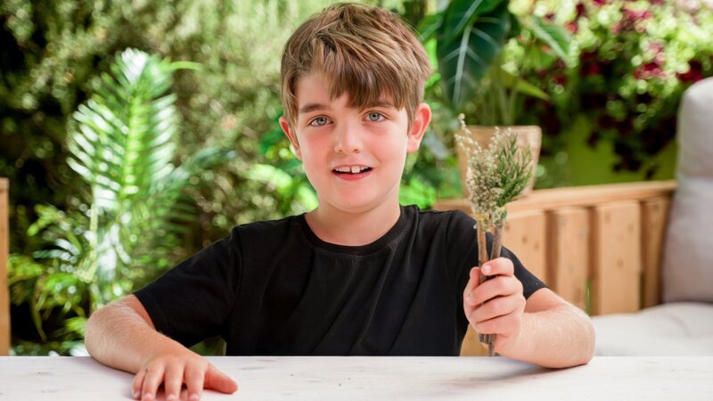 Gartenpirat Vincent baut einen Baumpinsel. – Bild: ORF/​Steiner Familyentertainment