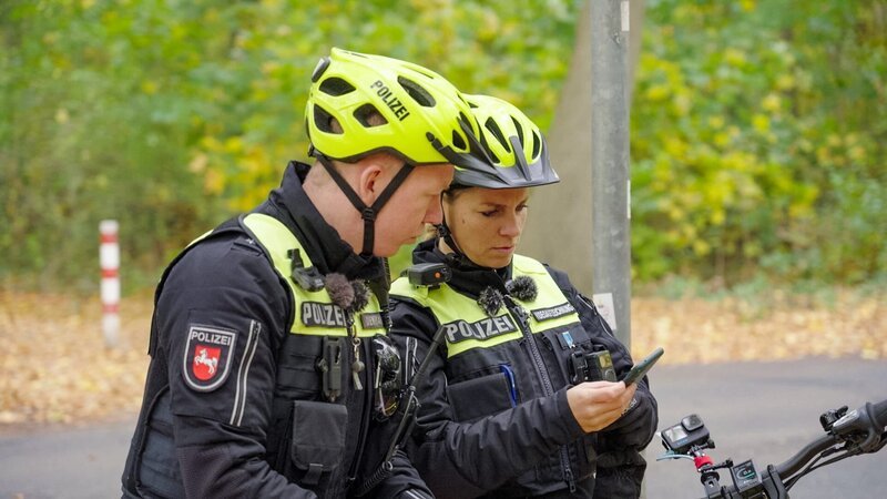 Policeofficers Andreas and Judith – Bild: Warner Bros. Discovery, Inc. or its subsidiaries and affiliates