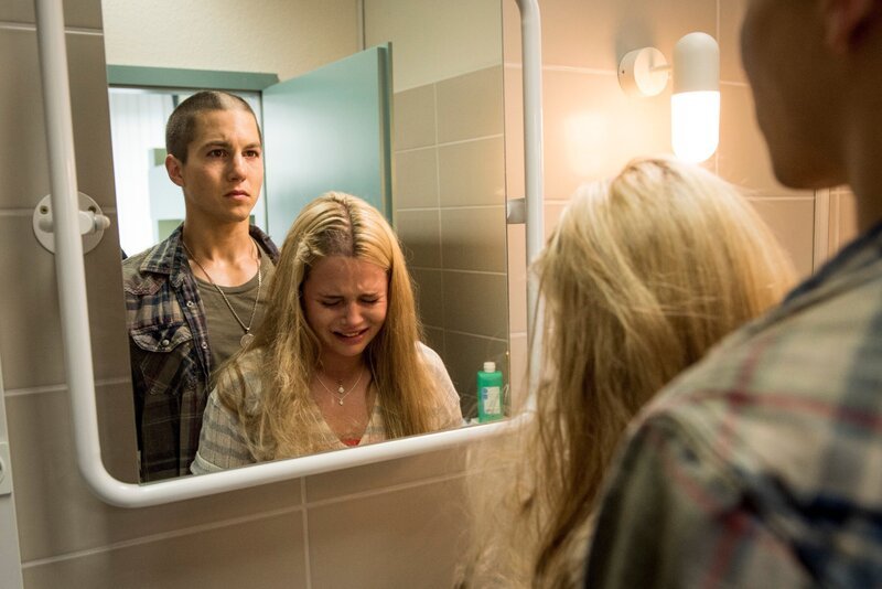 Leo (Tim Oliver Schultz) und Kim (Nele Schepe) rasieren sich die Haare und spenden sich dabei gegenseitig Trost. – Bild: VOX /​ Martin Rottenkolber