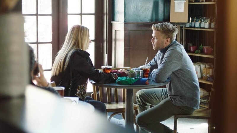 Libby (Zoe Levin) und Justin (Brett Davern) – Bild: TVNOW /​ Gaumont