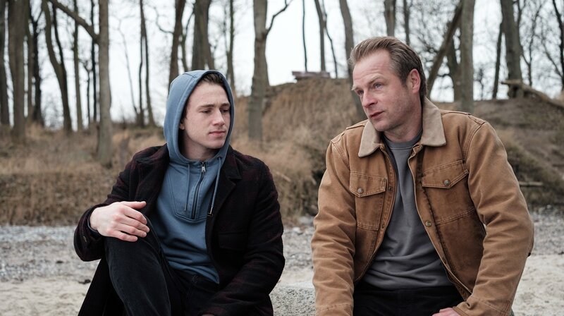 v.li.: Ben Soljenko (Justus Johanssen), Hauke Jacobs (Hinnerk Schönemann) – Bild: NDR/​Sandra Hoever