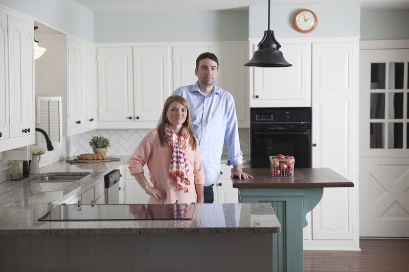 Wie werden Rachael (l.) und Andrew (r.) Erwin auf ihr neues, altes Zuhause reagieren? – Bild: HGTV/​ Scripps Networks, LLC. All Rights Reserved. /​ Justin Clemons