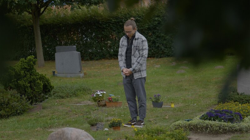 Vor seiner Abfahrt nach Riga besucht Felix das Grab seines Vaters. – Bild: WDR/​Philip Flämig/​Längengrad Filmproduktion