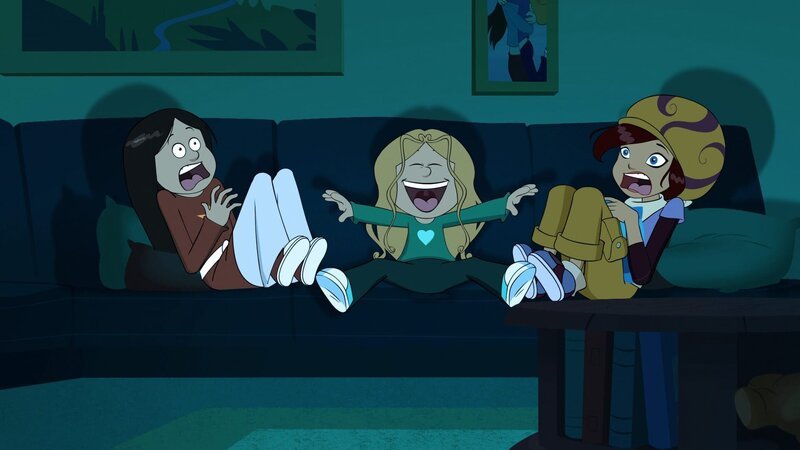 Marine drängt sich auf, als Wendy sich mit Sammie in aller Ruhe bei einem Horrorfilm gruseln will. – Bild: NDR/​Bamboo Production/​Samka Productions