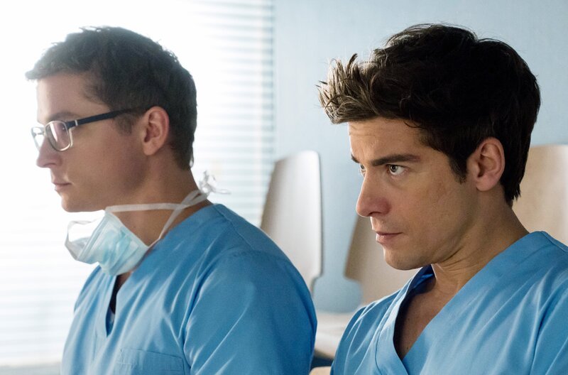 Elias ist angespannt. Sein Cousin Fiete schwebt in Lebensgefahr. Ben versucht ihn während der schwierigen OP zu unterstützen. – Bild: ARD/​Jens Ulrich Koch