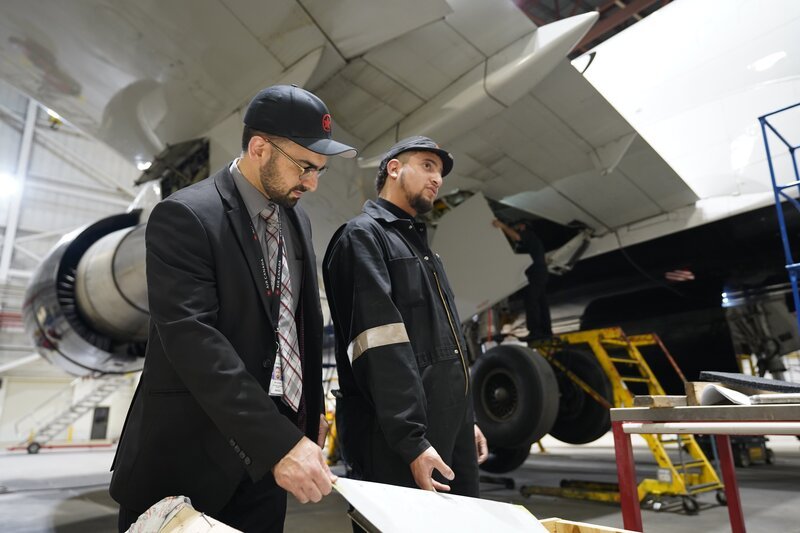Gurvinder Toor, Manager, Line Maintenance Operations bei Air Canada, und Nassir Al-Tamimi, Flugzeugwartungsingenieur bei Air Canada. – Bild: Arrow International Media Ltd & Cantina Media