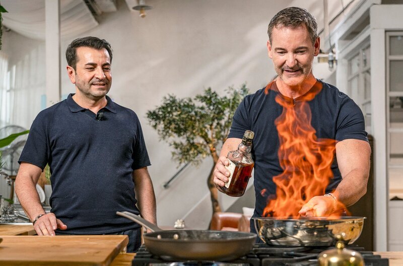 Ali Güngörmüş und sein Kollege Christian Henze verwerten bei Einfach und köstlich Reste. – Bild: SWR/​Christopher Nußbaumer