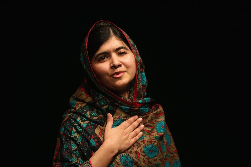 Malala Yousafzai begrüßt das Publikum bei einer Pressekonferenz in der Library of Birmingham, nachdem sie in Birmingham (England) als Trägerin des Friedensnobelpreises bekannt gegeben wurde. Die pakistanische Aktivistin erhielt den Preis gemeinsam mit Kailash Satyarthi aus Indien. – Bild: RTL /​ Christopher Furlong /​ Getty Images /​ Attentatsversuche, die die Welt veränderten