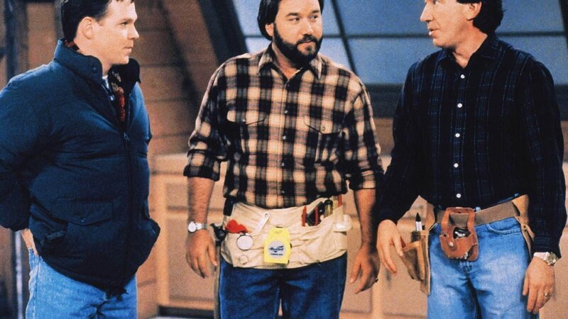 Tim (Tim Allen, re.) engagiert seinen arbeitslos gewordenen Bruder Marty (William O’Leary, li.) für den Bau der neuen Tool Time-Dekoration. Doch die Zusammenarbeit erweist sich als problematisch …(Mi. Richard Karn). – Bild: TVNOW /​ Touchstone Television
