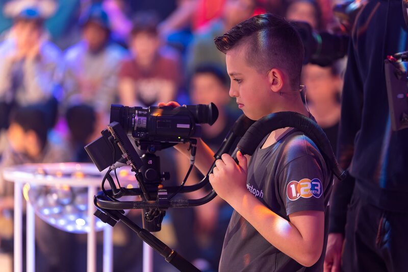 Kamerakind Christoph sorgt heute für tolle Aufnahmen aus dem „1, 2 oder 3“-Studio. – Bild: Ralf Wilschewski /​ ZDF