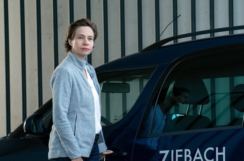Frau Ziebach leitet die Gebäudereinigung, bei der Jara Martens angestellt ist. – Bild: ARD/​Marion von der Mehden
