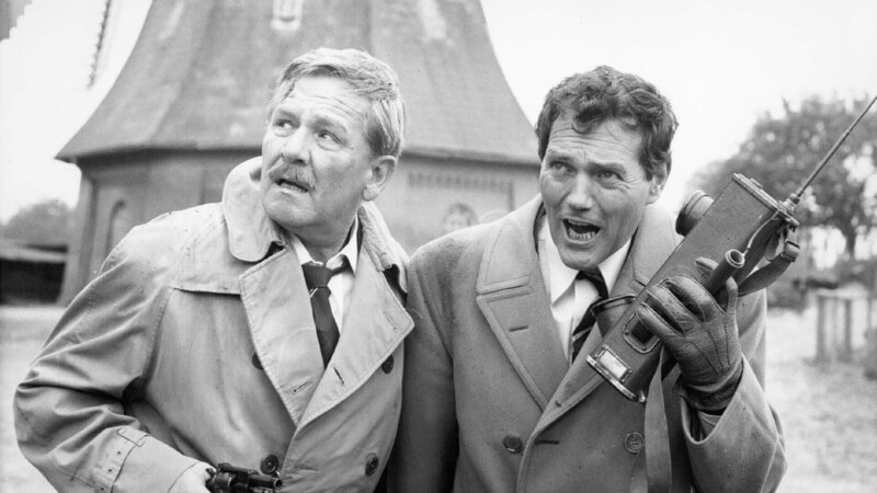 Cunning (Kurt Waitzmann, l.) und Inspektor Bratt (Harald Leipnitz). – Bild: Foto: RTL /​ Tobis Film