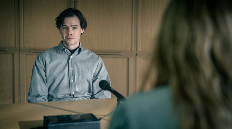 Im Verhör: Jona Kepler (Thomas Prenn) zeigt Emotionen. – Bild: ARD Degeto Film/​BR/​Westside Filmproduktion GmbH/​Arvid Uhlig