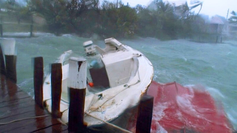 Hurrikan Sally hat große Schäden angerichtet, die beseitigt werden müssen. – Bild: phoenix/​ZDF/​Renowned Films Limited