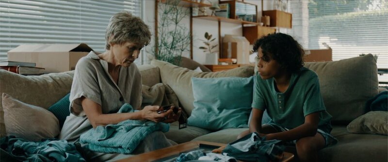 Felix (Junes Callaert) erzählt Oma Jos (Ann Tuts), dass er seine Mutter hören kann. – Bild: BR/​VRT/​Nico Surings