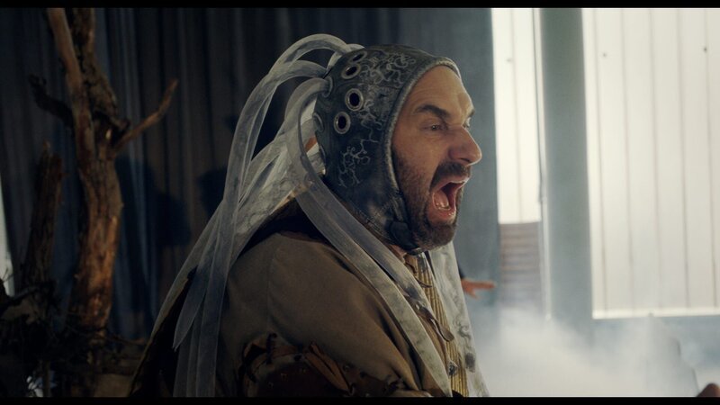 Edward (Urs Jucker) spielt im Musical einen Menschen, der in der Wüste zu verdursten droht. – Bild: ZDF und Julian Hohndorf