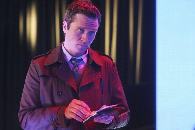 Die Ermittlungsarbeiten machen Kevin Ryan diesmal besonders viel Spaß, denn er verhört die Kandidatinnen eines Schönheitswettbewerbes. – Bild: ABC Studios