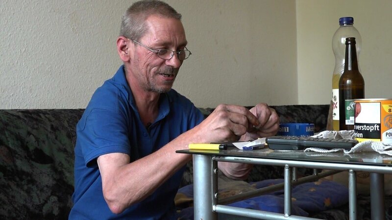Torsten, genannt ‚Totti‘ (49) ist Frührentner und bekommt pro Woche 60 Euro vom Staat – Bild: RTL 2