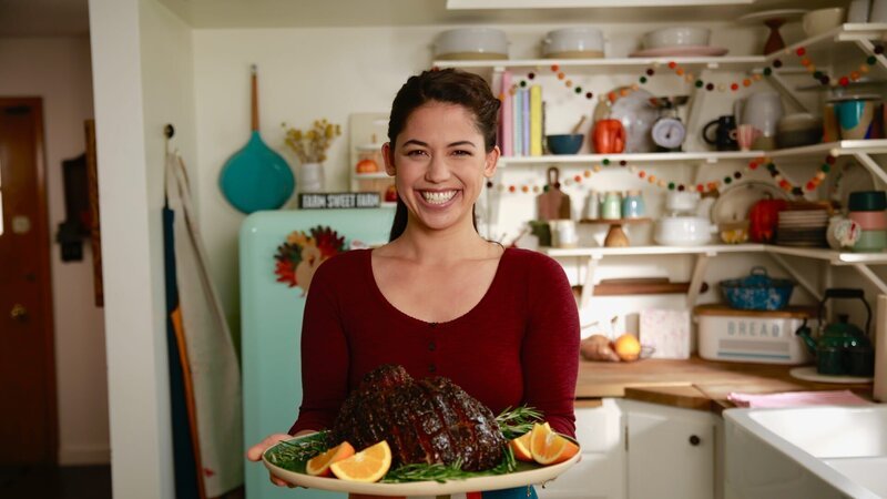 Portrait of Molly Yeh with her Orange Marmalade Glazed Ham, as seen on Girl Meets Farm, Season 6. – Bild: Discovery, Inc. All Rights Reserved.