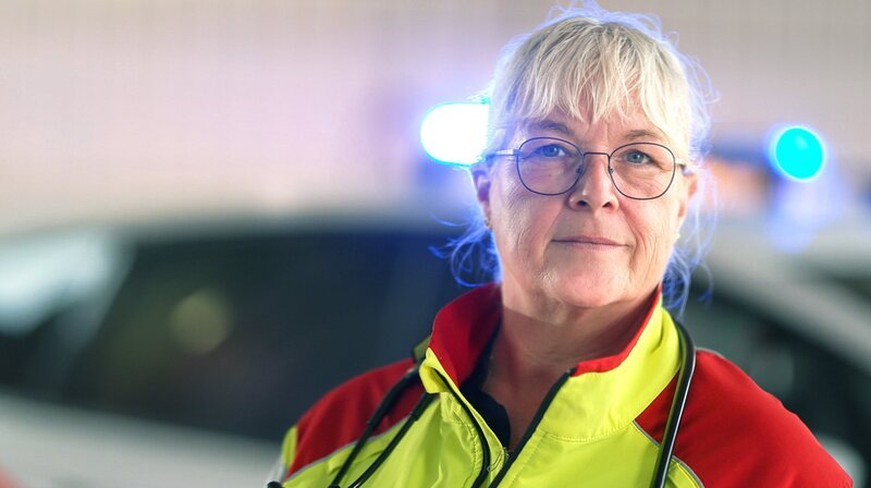 Landärztin Michaela George ist neben ihrer Tätigkeit in der Praxis auch als Notärztin im Einsatz. – Bild: WDR/​Fandango Film und TV Produktions GmbH/​Markus Dassel