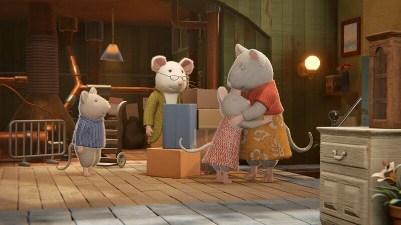 Julia (2. von rechts) ist so froh, als sie hört, dass sie und ihre Mutter (rechts) nicht wegziehen aus dem Mäusehaus. Auch Sam (links) und Herr Hurtig (2. von links) hätten das traurig gefunden. – Bild: ZDF/​Cielo Films/​Caribara Production/​SuperswissRed/​M.A.R.K.13/​ZDF Studios GmbH