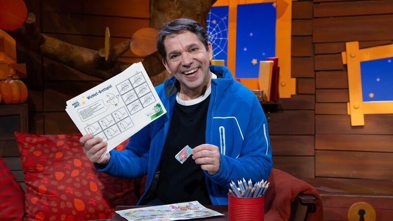 Es ist MACHMiT!-Woche im Baumhaus und Juri stellt das Wichtel-Brettspiel vor und erklärt worum es dabei geht. – Bild: KiKA