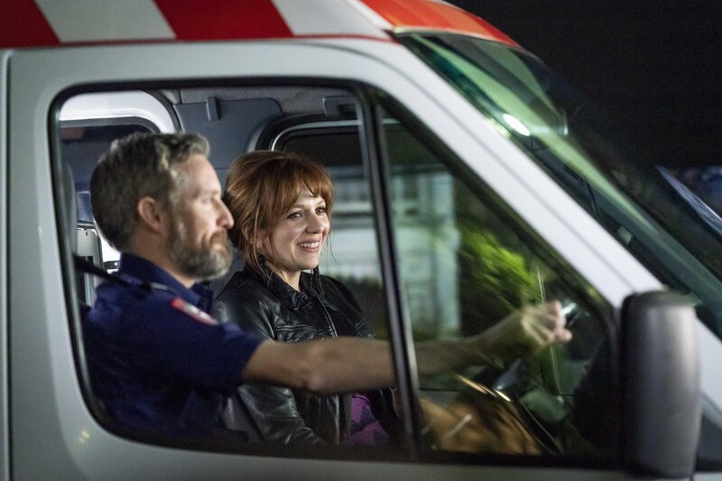 Matt (Stephen Curry, l.); Lauren (Katherine Parkinson, r.) – Bild: ProSiebenSat.1 Media SE