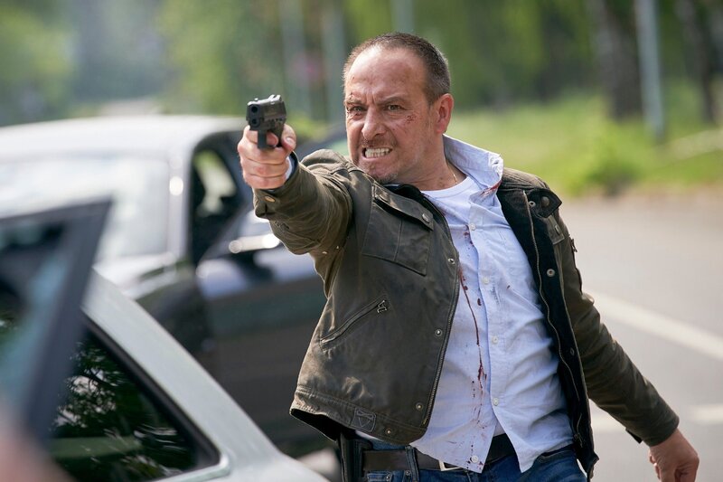 Semir kommt in eine Schießerei. – Bild: RTL /​ Guido Engels