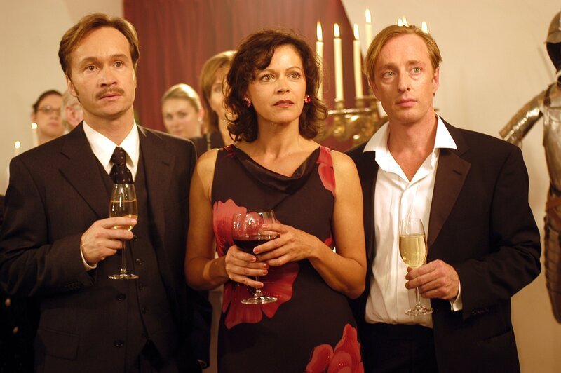 „Soko Kitzbühel“, „Mord im Schloss.“ Im Bild (v.li.): Thomas Darchinger (Dieter Kern), Angela Roy (Doris Widmann), Wilfried Hochholdinger (Ludwig Lackner). – Bild: ORF/​BEO-Film/​Marco