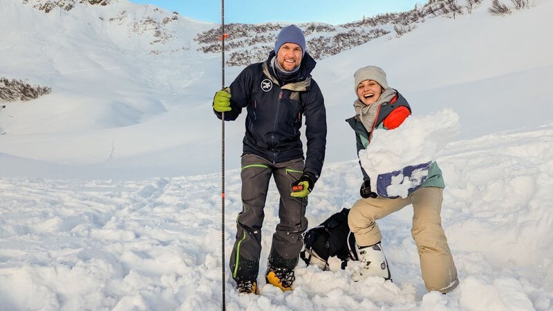 Checkerin Marina mit Lawinen-Experte Lukas im Schnee. – Bild: BR/​megaherz gmbh/​Judith Issig