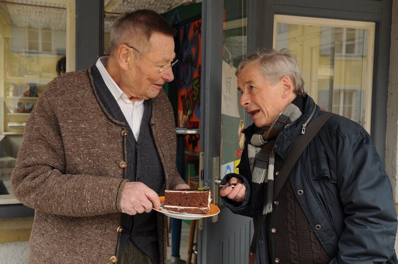 Der Tortenkrieg zwischen Alois und Gerstl geht weiter. Von links: Alois Preissinger (Erich Hallhuber) und Michael Gerstl (Gerd Lohmeyer). – Bild: BR/​Jo Bischoff