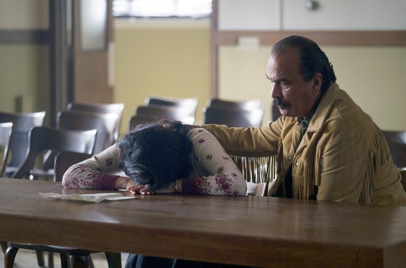 Patti Little Bird (Ellyn Jade) ist nach dem Verlust ihrer Kinder untröstlich. An ihrer Seite ihr Schwiegervater Asin (Eric Schweig) – Bild: Steve Ackerman/​Fremantle