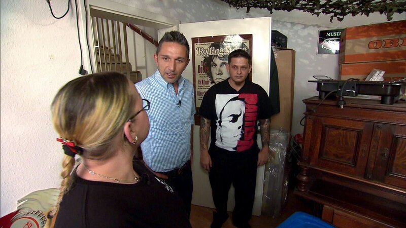 Trödeltruppexperte Mauro,Mi. schaut sich erst einmal bei der Familie James,re. und Stephanie,li. Lurati um. – Bild: RTL II