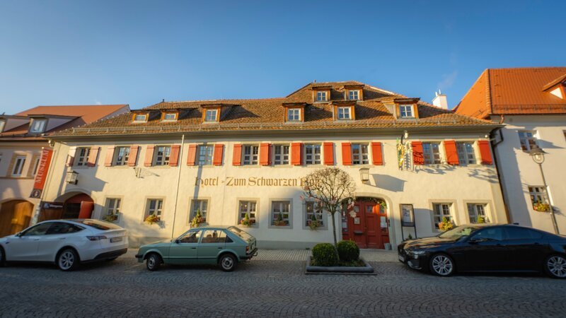 Schlafen im Denkmal, hier das "Gasthaus zum schwarzen Roß", muss nicht teuer sein. Der Schmidt Max hat 62 Euro bezahlt. – Bild: André Goerschel / BR Schlafen im Denkmal, hier das "Gasthaus zum schwarzen Roß", muss nicht teuer sein. Der Schmidt Max hat 62 Euro bezahlt. – Bild: André Goerschel / BR